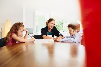 femme qui joue avec ses enfants